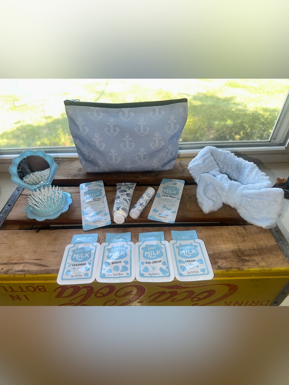 Cosmetic bag (1) with a seashell brush, headband, hand lotion, lip balm, skincar - Picture 8 of 14